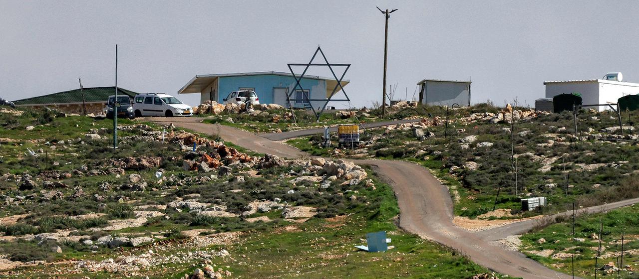 In einem israelischen Siedlungsaußenposten auf einem Hügel nahe des palästinensischen Dorfes Beit Awa im Südwesten des besetzten Westjordanlandes ist eine große Installation mit dem Symbol des Davidsterns zu sehen.