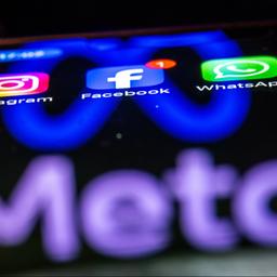 Die Apps Instagram, Facebook und WhatsApp sind auf dem Display eines Smartphones zu sehen