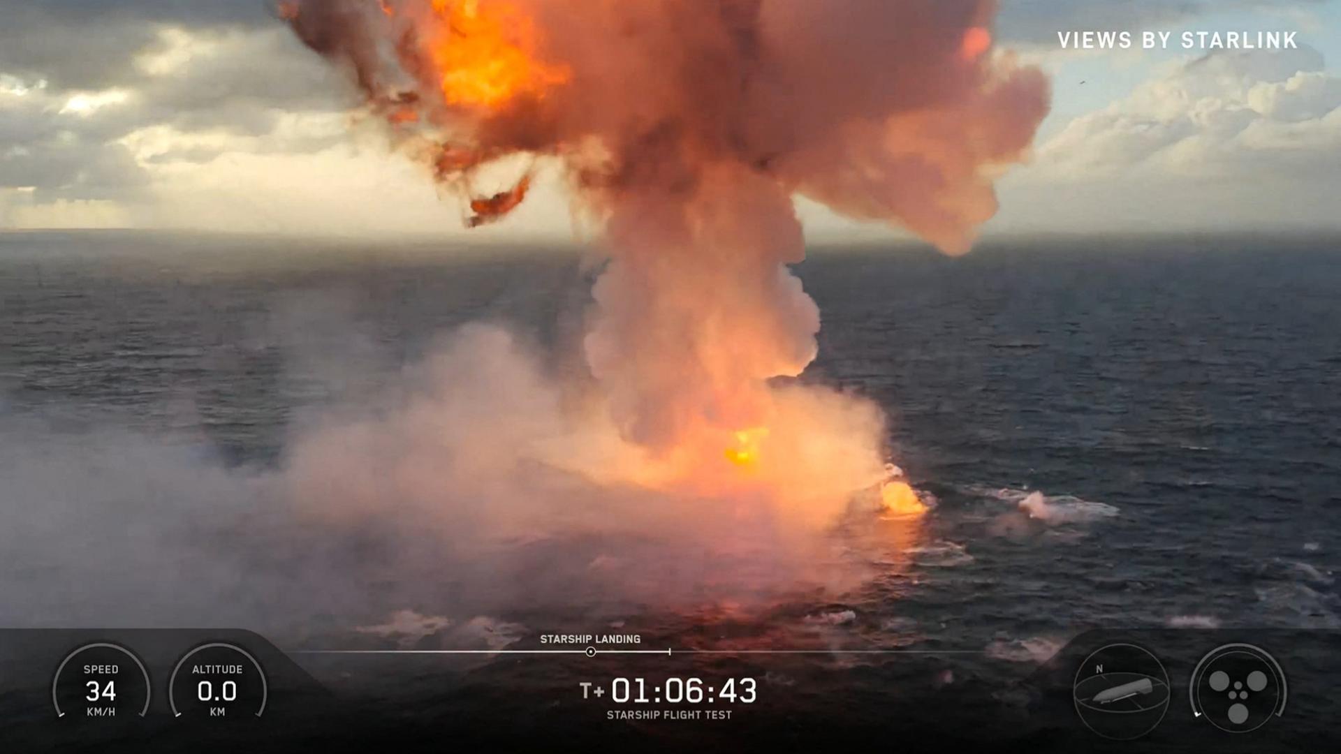 Der Screenshot eines Livestreams von SpaceX zeigt, wie die Rakete inmitten eines Feuerballs im Indischen Ozean aufkommt. | AFP