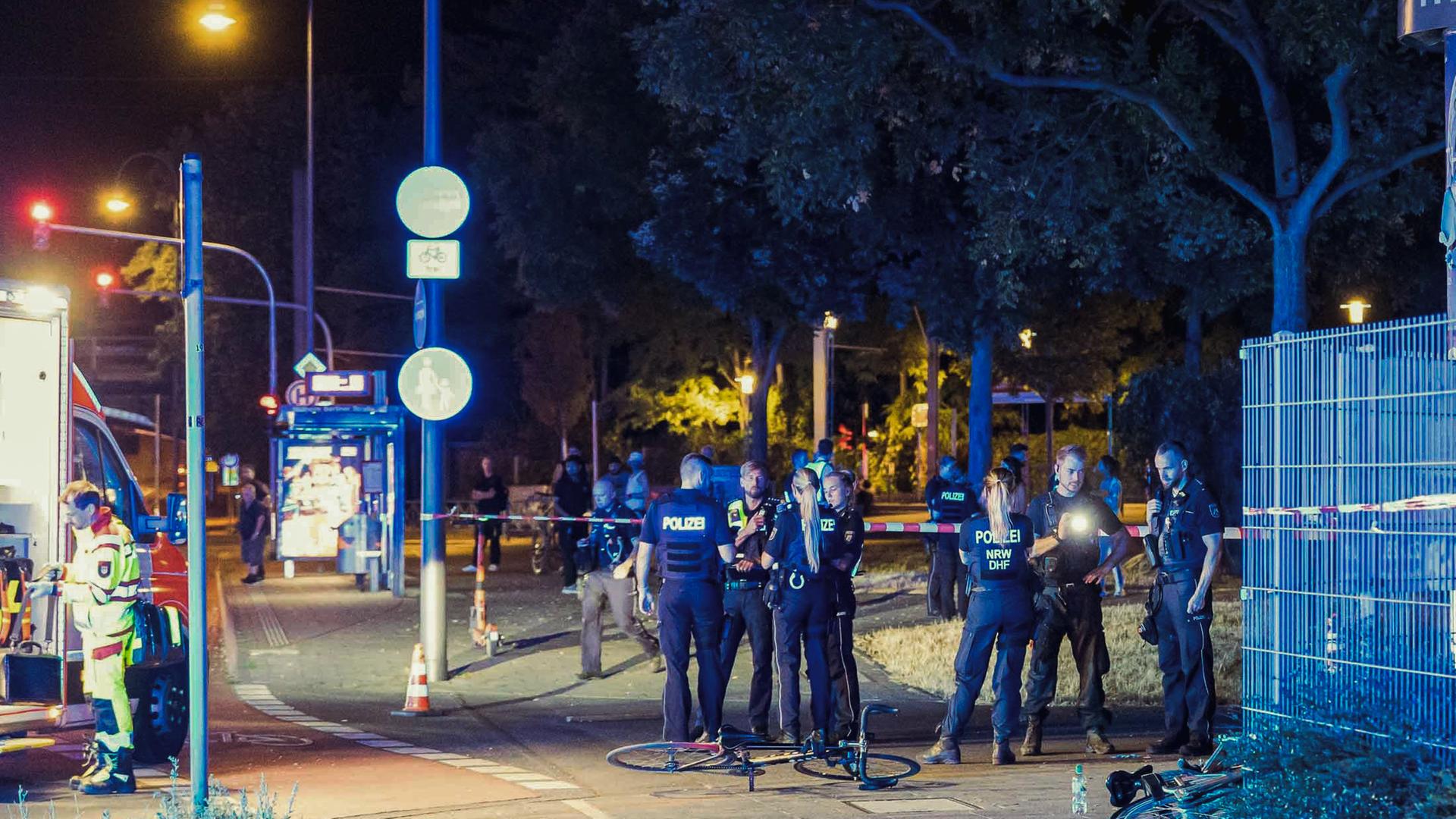 Polizisten vor und hinter einer Absperrung auf einer Kölner Straße | dpa / Daniel Evers