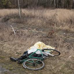 Der Leichnam eines Zivilisten liegt neben seinem Fahrrad auf einer Straße in der Nähe von Butscha