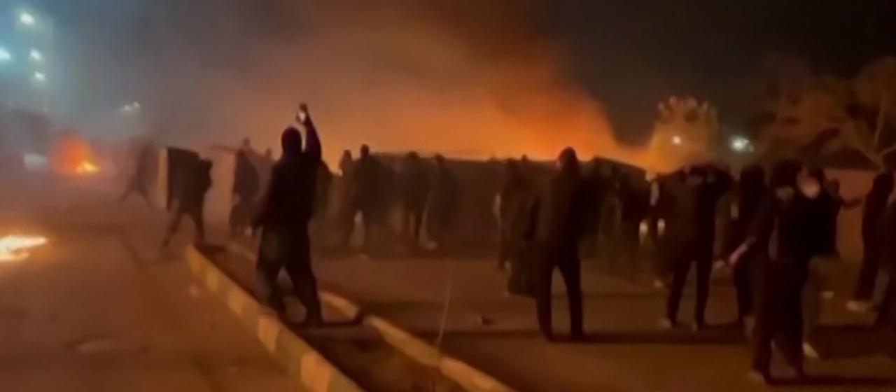 Dieses Videostandbild wurde am 13. Januar 2026 aus UGC-Bildern aufgenommen, die am 10. Januar 2026 in den sozialen Medien gepostet wurden, und Zusammenstöße in Mashhad im Nordosten des Iran zeigen soll.