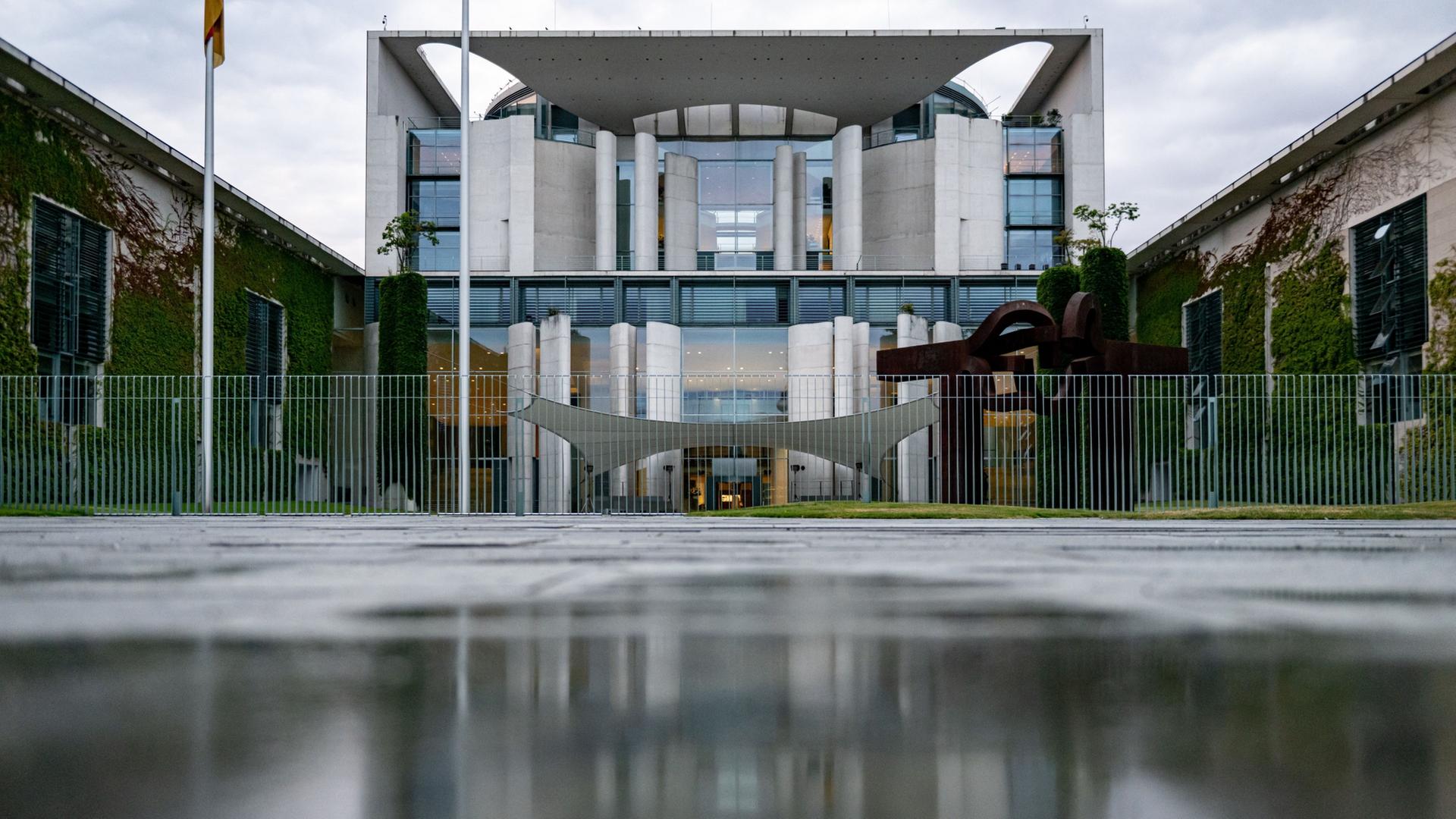 Das Bundeskanzleramt am Abend. | Fabian Sommer/dpa