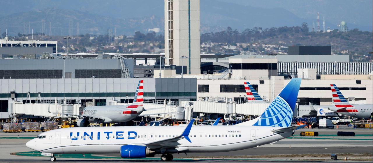 Ein Flugzeug fährt über das Rollfeld am Flughafen in Los Angeles
