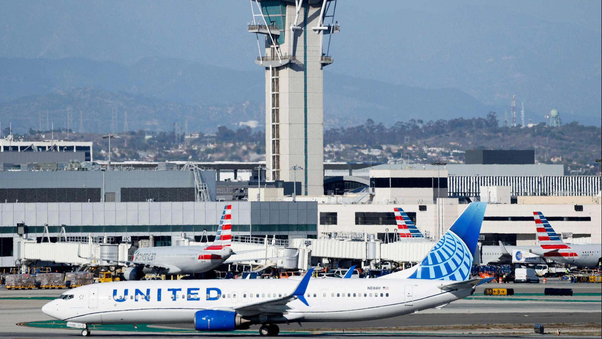 Ein Flugzeug fährt über das Rollfeld am Flughafen in Los Angeles | Getty Images via AFP