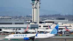 Ein Flugzeug fährt über das Rollfeld am Flughafen in Los Angeles | Bildquelle: Getty Images via AFP Ein Flugzeug fährt über das Rollfeld am Flughafen in Los Angeles
