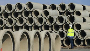 Kanalrohre auf dem Lagerplatz eines Herstellers in Ballenstedt (Sachsen-Anhalt)