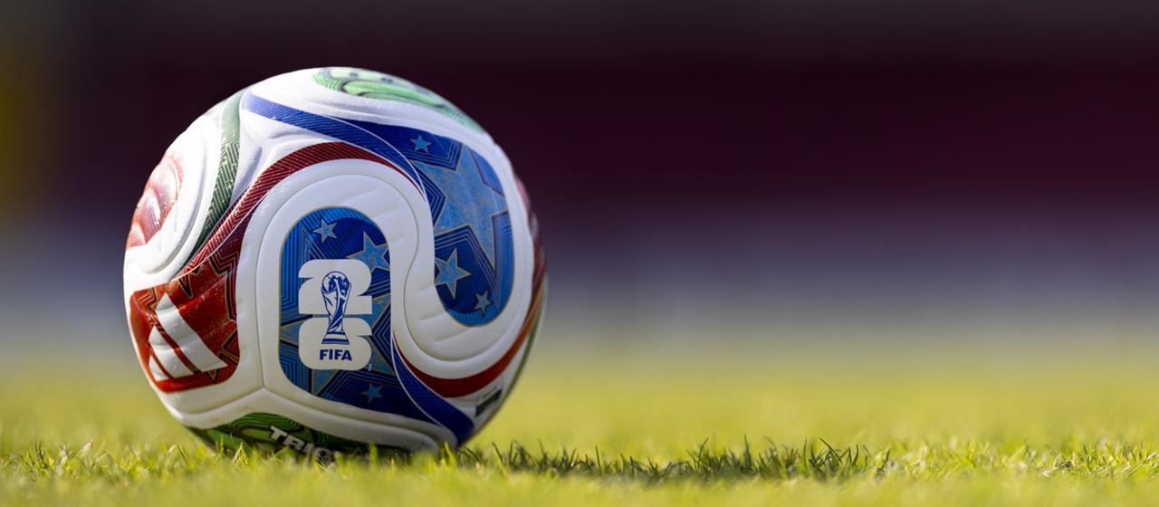 Der offizielle Spielball der Fußball-WM 2026 liegt auf einem Rasen.