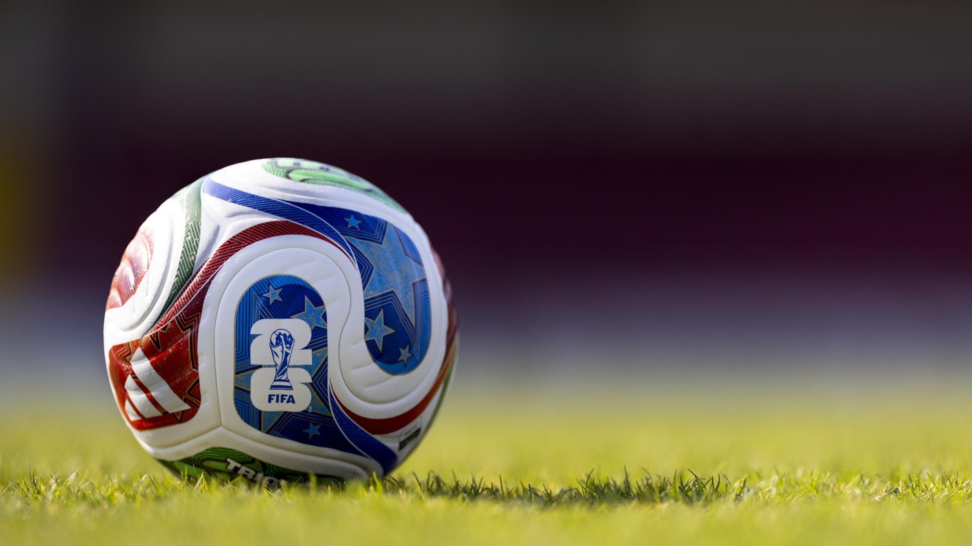 Der offizielle Spielball der Fußball-WM 2026 liegt auf einem Rasen. | ARD-aktuell / Andreas Weiss