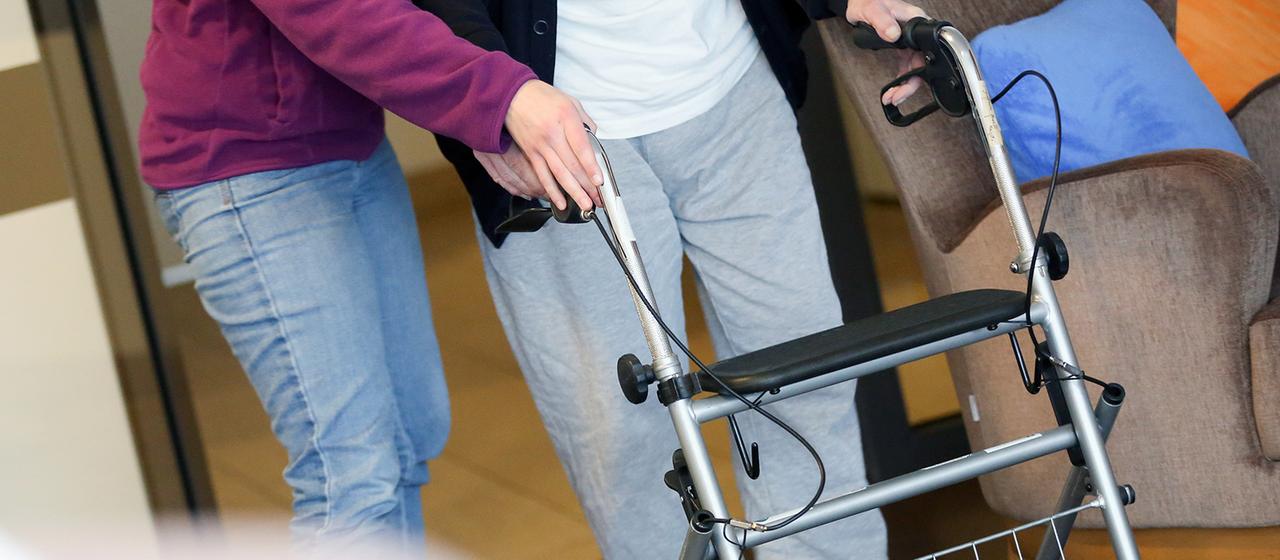 Ein Senior wird gestützt.