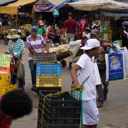 Menschen auf einem Markt in Caracas
