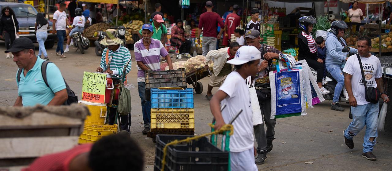 Menschen auf einem Markt in Caracas