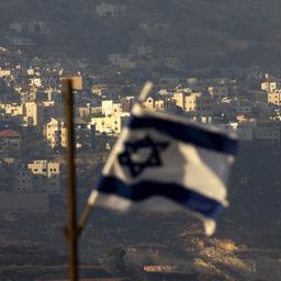  Blick auf eine israelische Flagge, die vor einem Dorf in den von Israel kontrollierten Golanhöhen weht. 