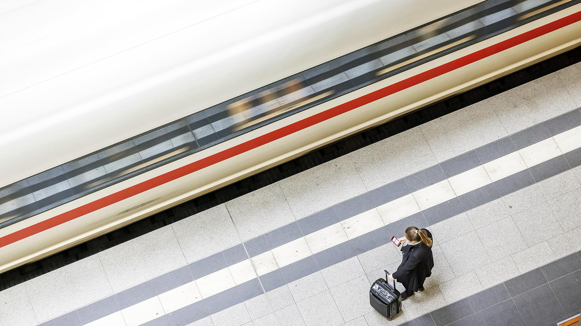 Symbolbild: Am Bahnsteig des Berliner Hauptbahnhofs steht eine Frau. (Quelle: Picture Alliance/Arnulf Hettrich) | Picture Alliance/Arnulf Hettrich