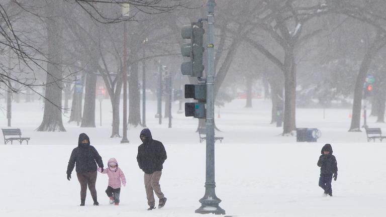 Eine Familie spaziert im Schnee in Washington, D.C.