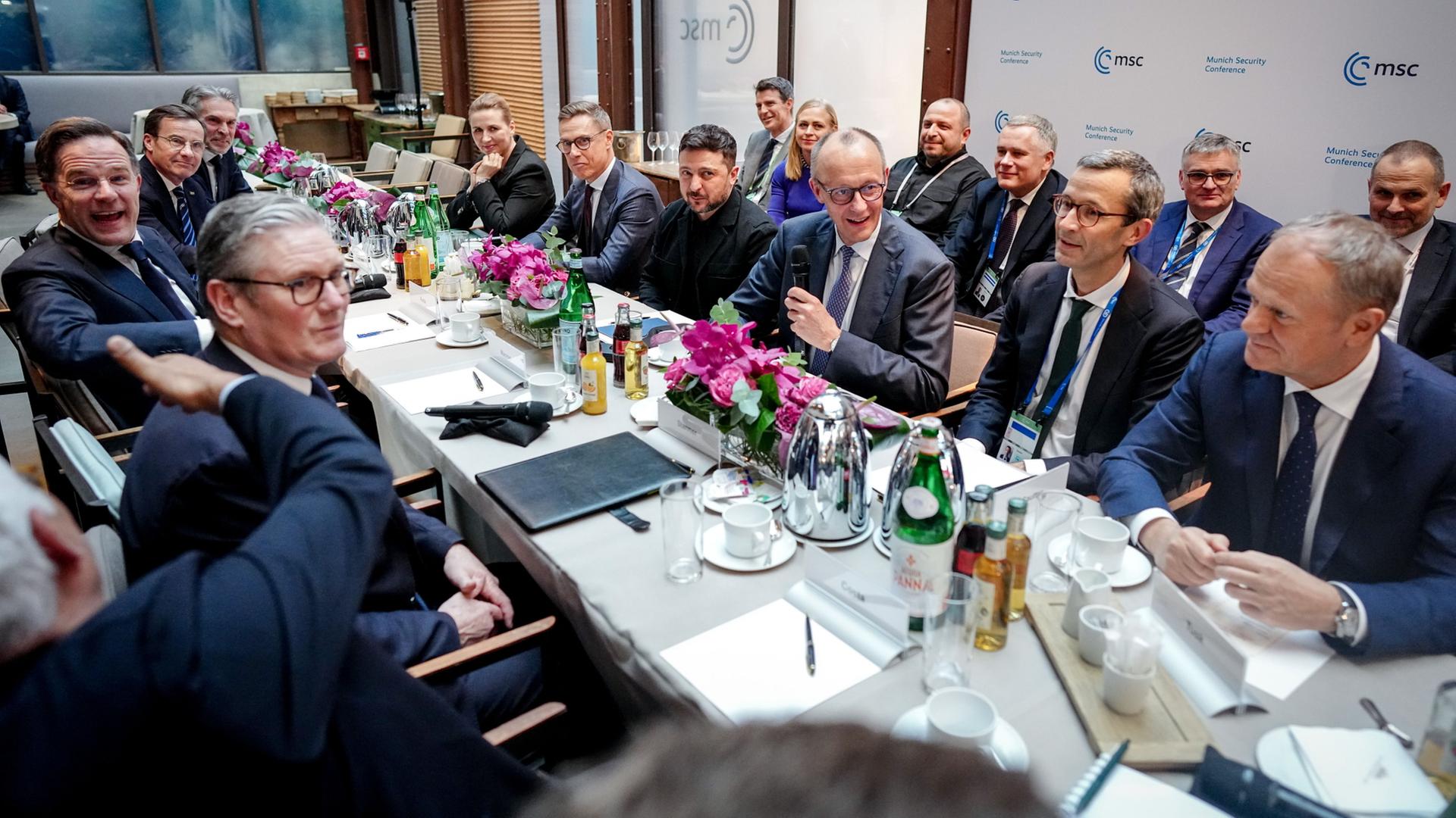 Teilnehmer des Berliner Formats auf der Sicherheitskonferenz in München. | Kay Nietfeld/dpa-Pool/dpa