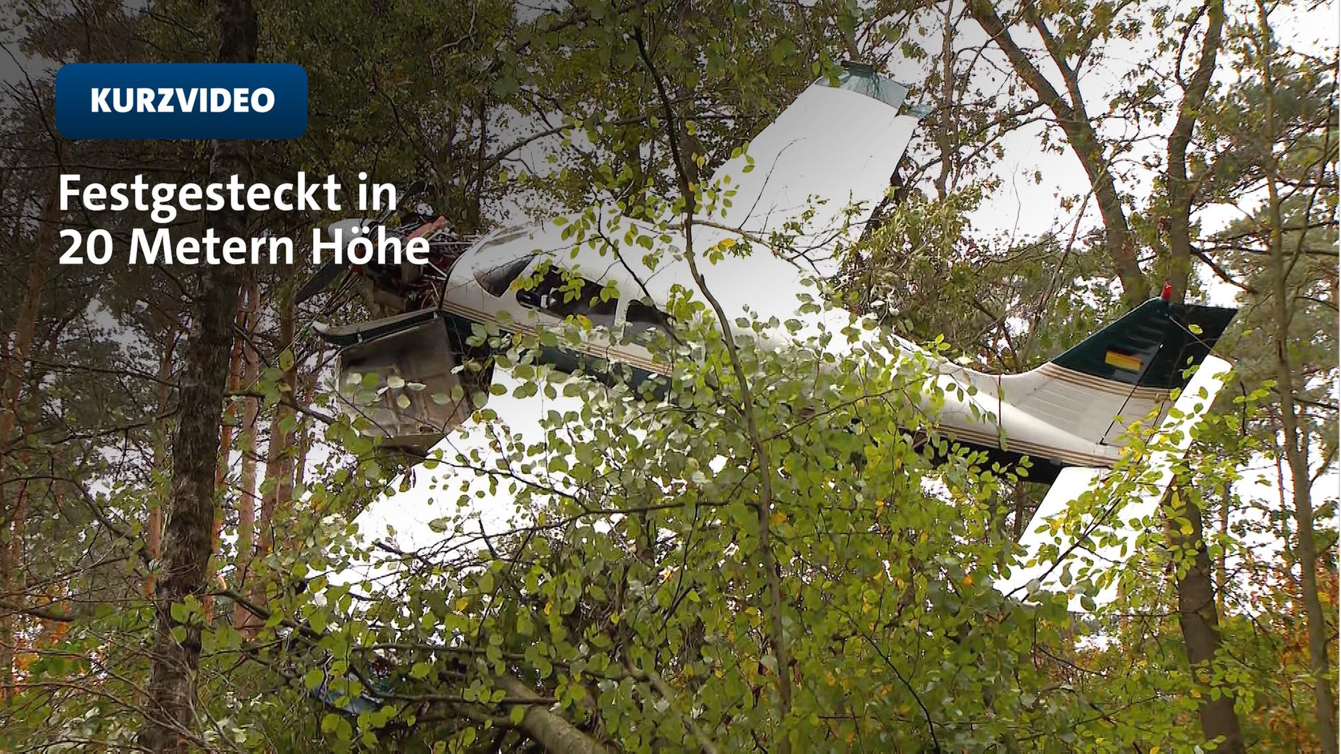 Motorflugzeug bleibt in Baumkronen hängen