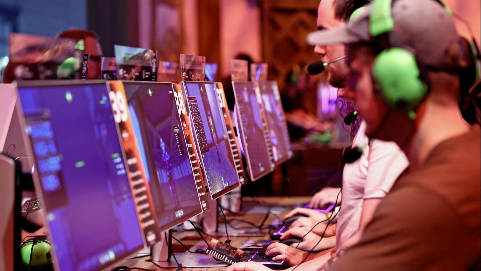 Gamer beim Spielen auf einer Messe. | EPA