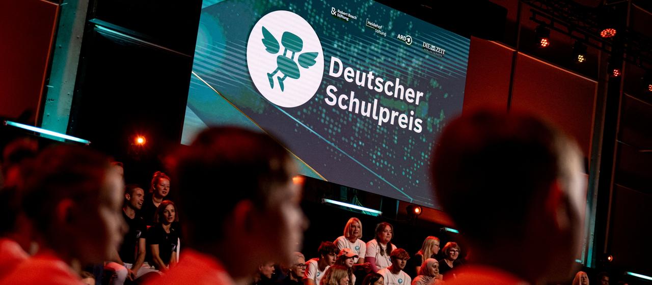 Kinder und Erwachsene sitzen beim Deutschen Schulpreis vor der Übergabe der Preise im Studio Berlin Adlershof.