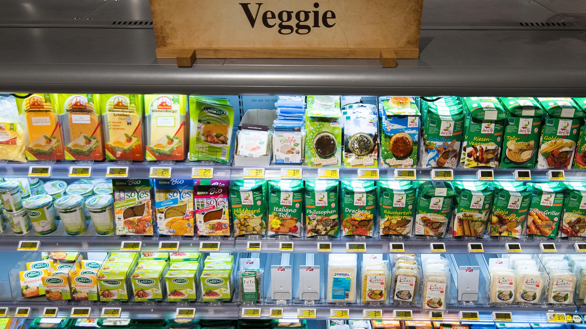 Vegane und vegetarische Produkte in einem Supermarkt-Kühlregal. | dpa