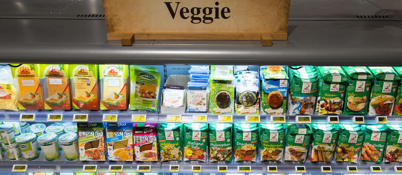 Vegane und vegetarische Produkte in einem Supermarkt-Kühlregal.