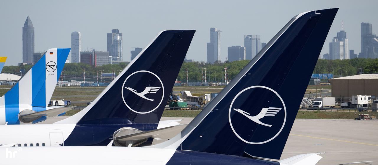 Passagiermaschinen der Lufthansa und der Condor stehen am Flughafen Frankfurt.
