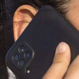 Eine junge Frau telefoniert am 10.07.2023 mit ihrem Smartphone. (Quelle: dpa/Fernando Gutierrez-Juarez)