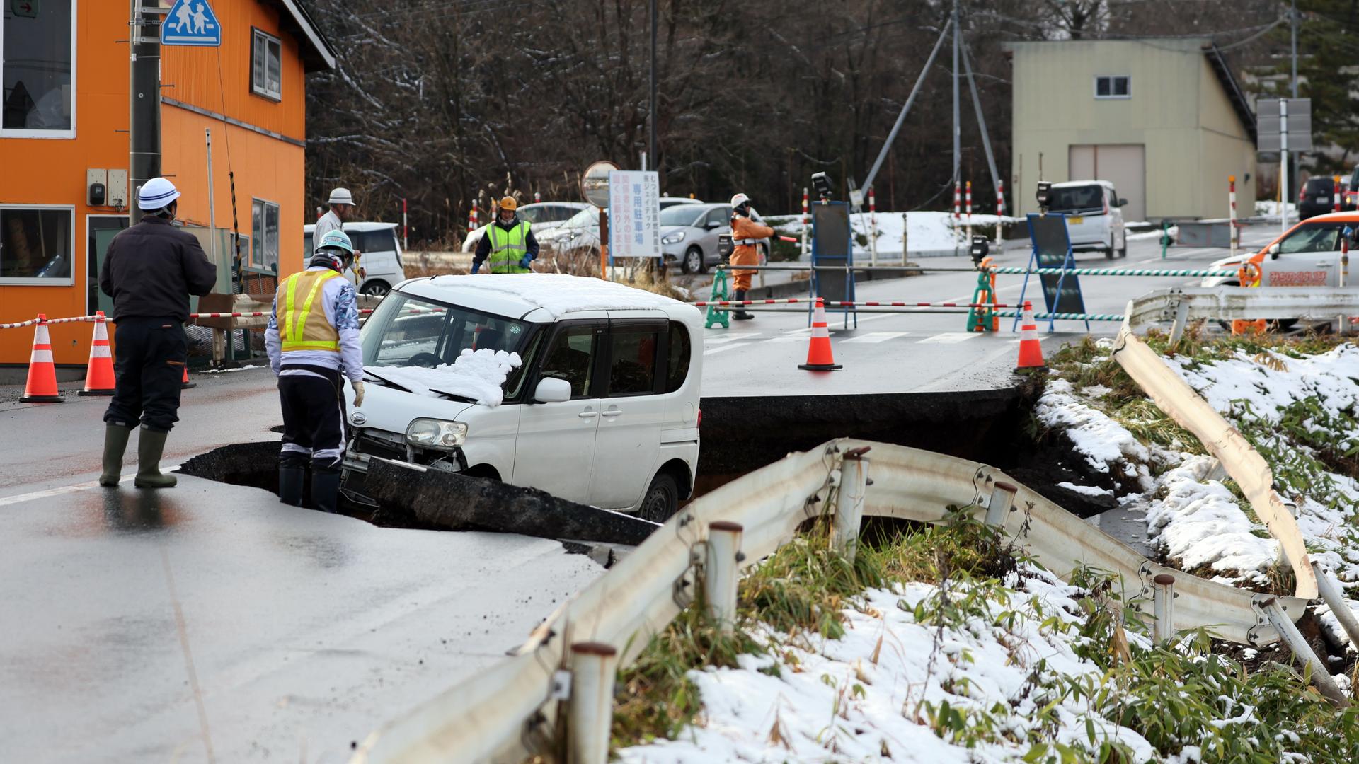 Eine durch das Erdbeben in Japan eingesunkene Straße | EPA