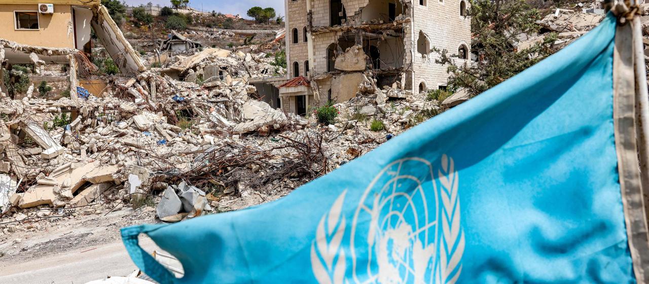 Eine UN-Flagge vor Trümmern im Libanon.