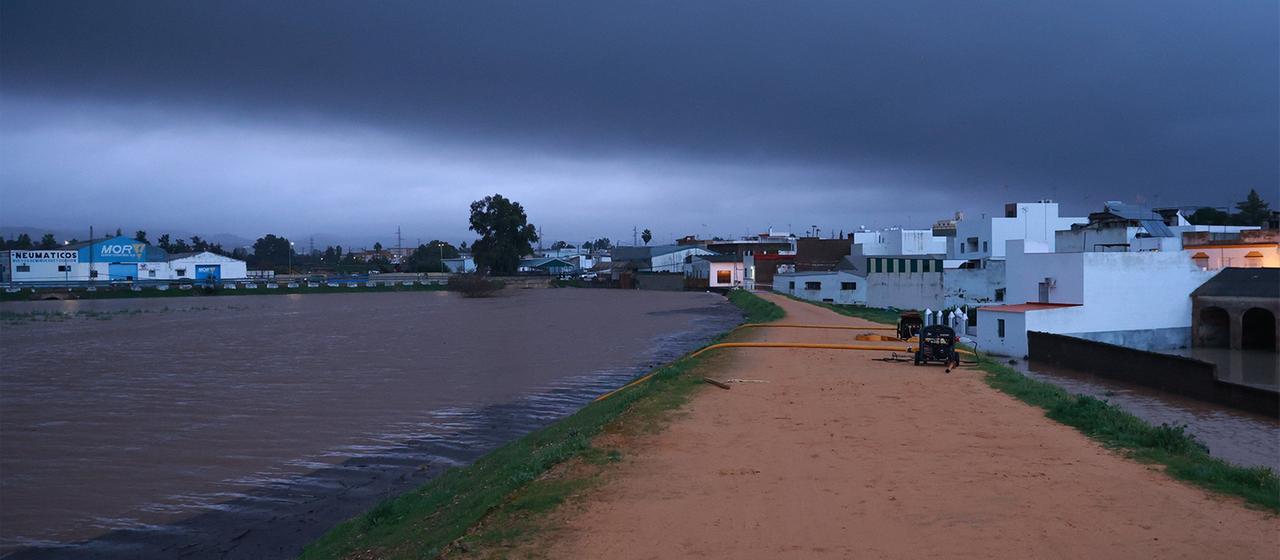 Regen überflutet Gebiete von Lora del Río (Sevilla), das mit Entwässerungspumpen geschützt ist. 