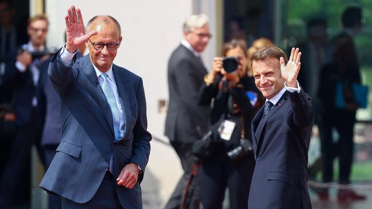 Friedrich Merz und Emmanuel Macron vor Schloss Augustusburg in Brühl