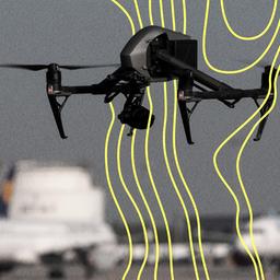 Eine Kameradrohne vom Typ DJI Mavic 3 Pro ist in der Dämmerung zu sehen. Nach Angaben von Behörden wurden In Deutschland vermehrt Drohnen im Bereich kritischer Infrastruktur gesichtet.