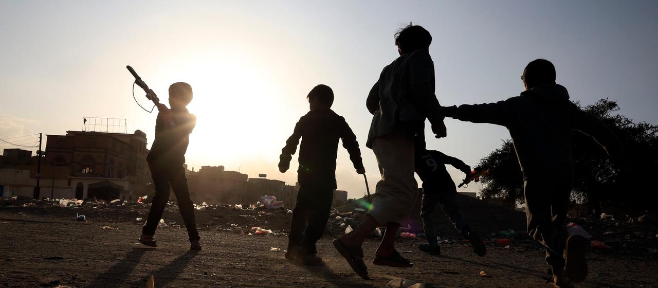 Jemenitische Kinder spielen mit Spielzeugwaffen in einem Stadtteil von Sanaa.