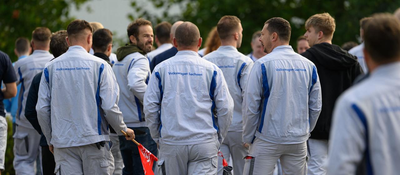 Beschäftige aus dem Motorenwerk von Volkswagen Sachsen in Chemnitz