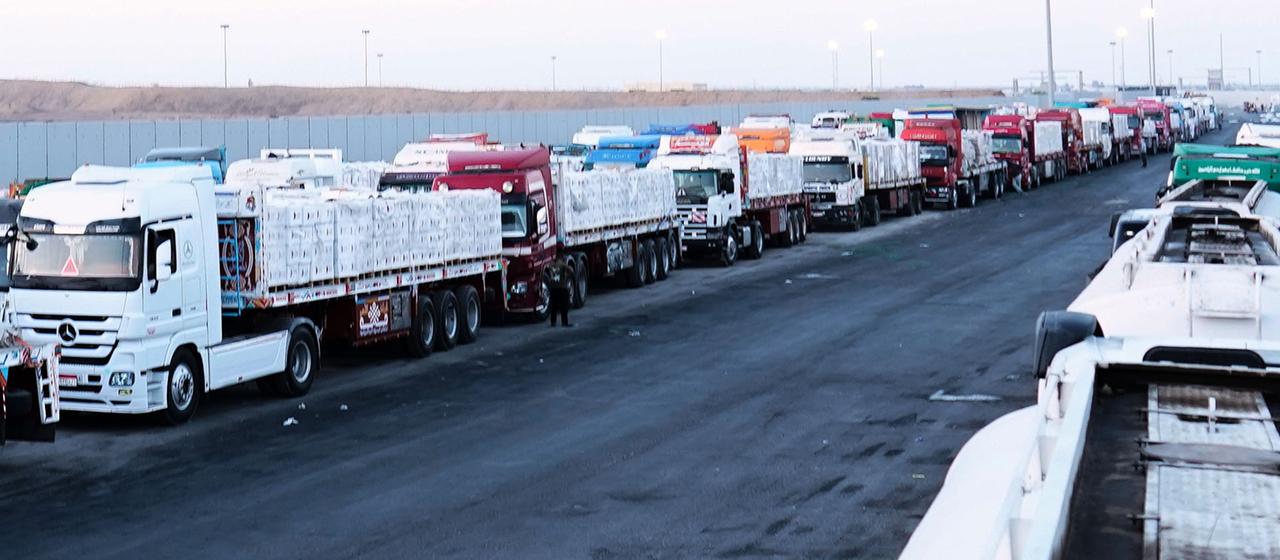 Lastwagen mit humanitären Hilfsgütern bereiten sich darauf vor, das ägyptische Tor des Grenzübergangs Rafah zu passieren. | dpa Lastwagen mit humanitären Hilfsgütern bereiten sich darauf vor, das ägyptische Tor des Grenzübergangs Rafah zu passieren.