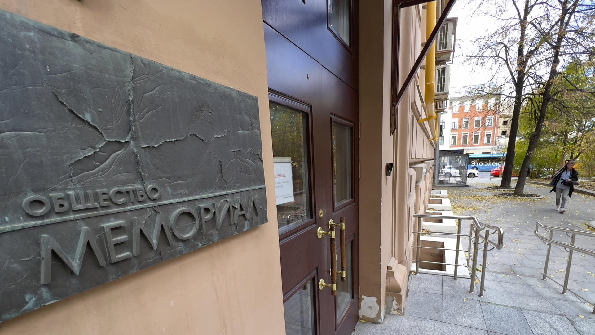 Eingangsbereich der Menschenrechtsorganisation Memorial in Moskau. (Archivbild: 07.10.2022) | AP