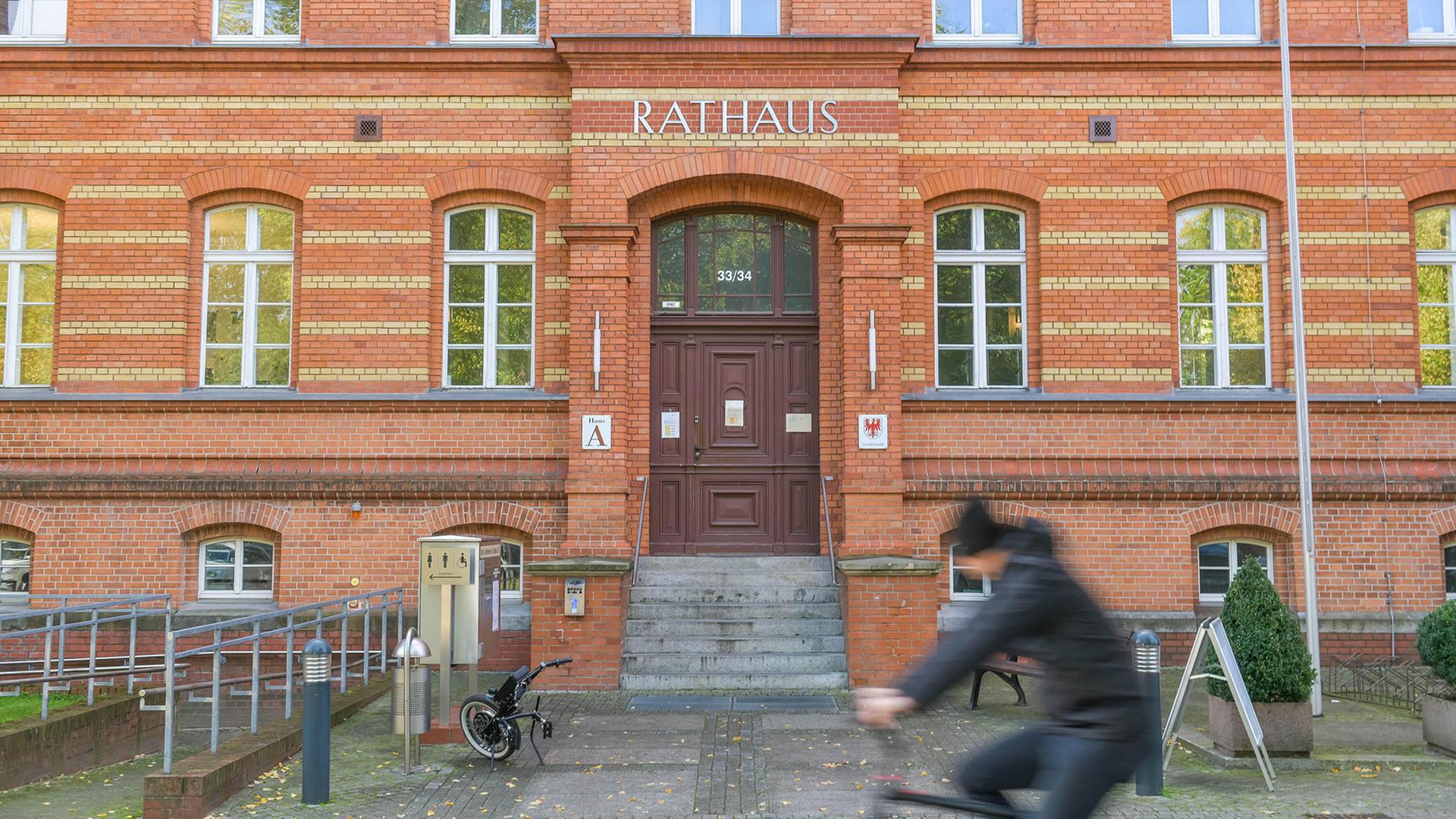 Das Rathaus in Neuruppin. (Quelle: Picture Alliance/Bildagentur-online/Joko) | Picture Alliance/Bildagentur-online/Joko