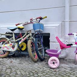 Symbolbild: Drei Kinderfahrräder stehen am 21. Februar 2024 vor einem Gebäude in Berlin. (Quelle: rbb24/Winkler)