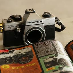 Praktica Kamera neben Otto Katalog 