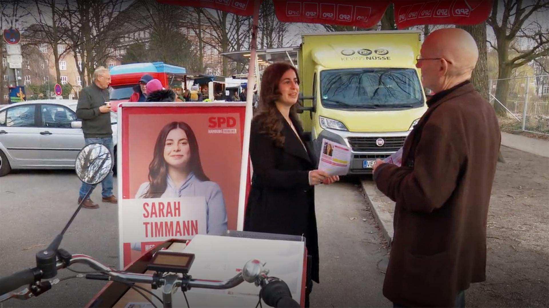 Sarah Timmann an einem Stand auf der Straße | NDR