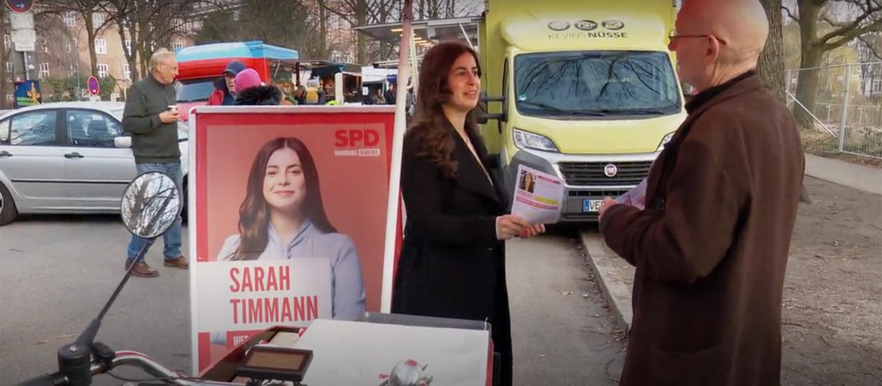 Sarah Timmann an einem Stand auf der Straße