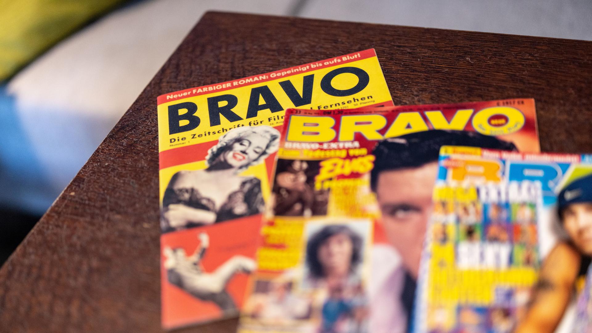 Bravo Magazine aus verschiedenen Jahren liegen auf einem Tisch | Matthias Balk/dpa