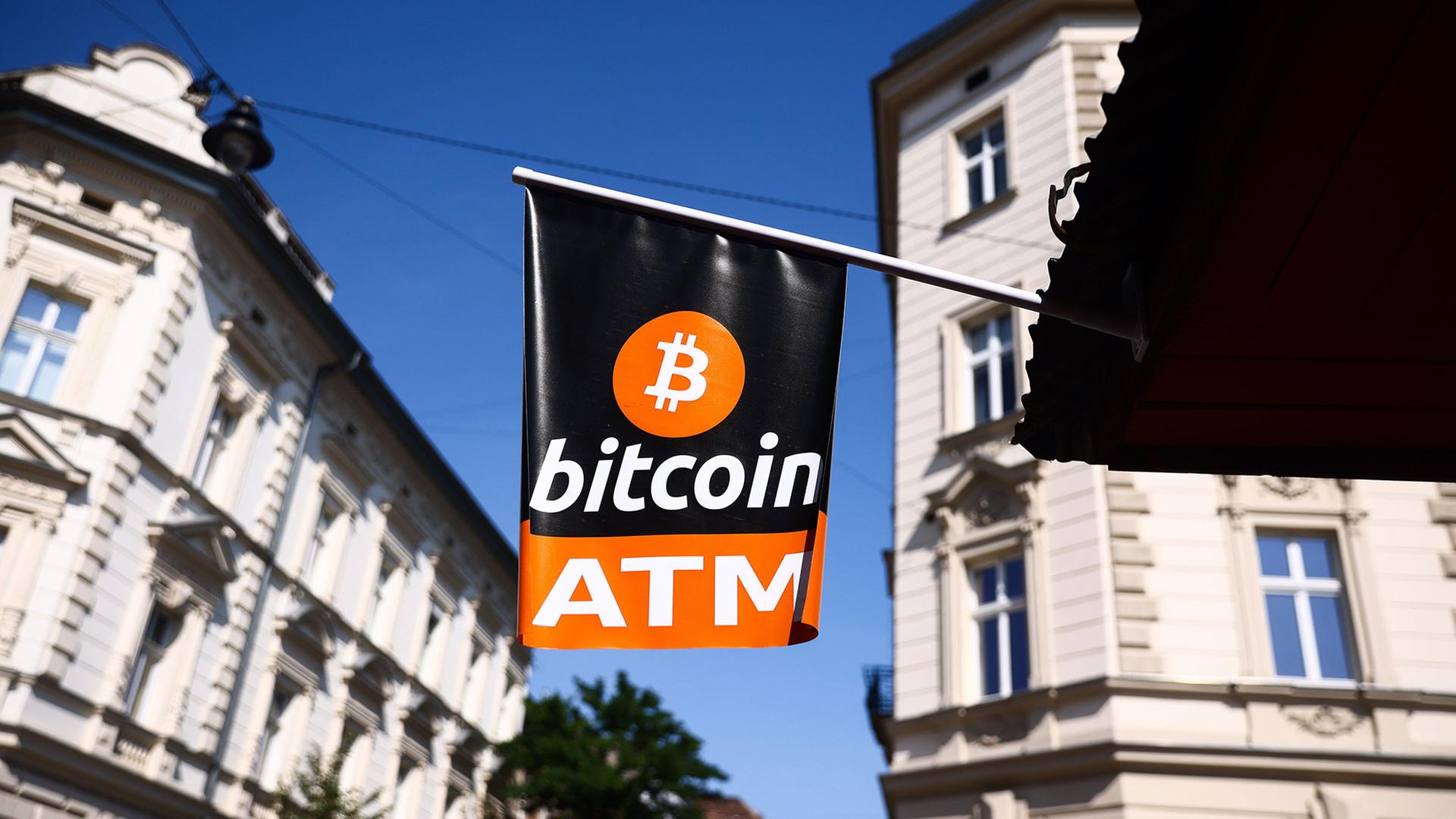 Bitcoin-Symbol Fahne an einem Bitcoin-Geldautomaten-Kiosk in Krakau, Polen | picture alliance / NurPhoto