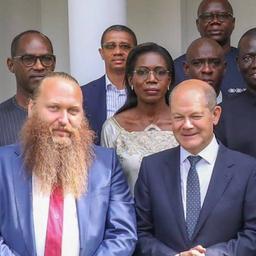Torsten Schreiber von Africa GreenTec und Olaf Scholz mit Senegals Präsident Macky Sall und weiteren Vertretern 2022 in Dakar