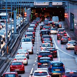 Autos stauen sich im Berufsverkehr
