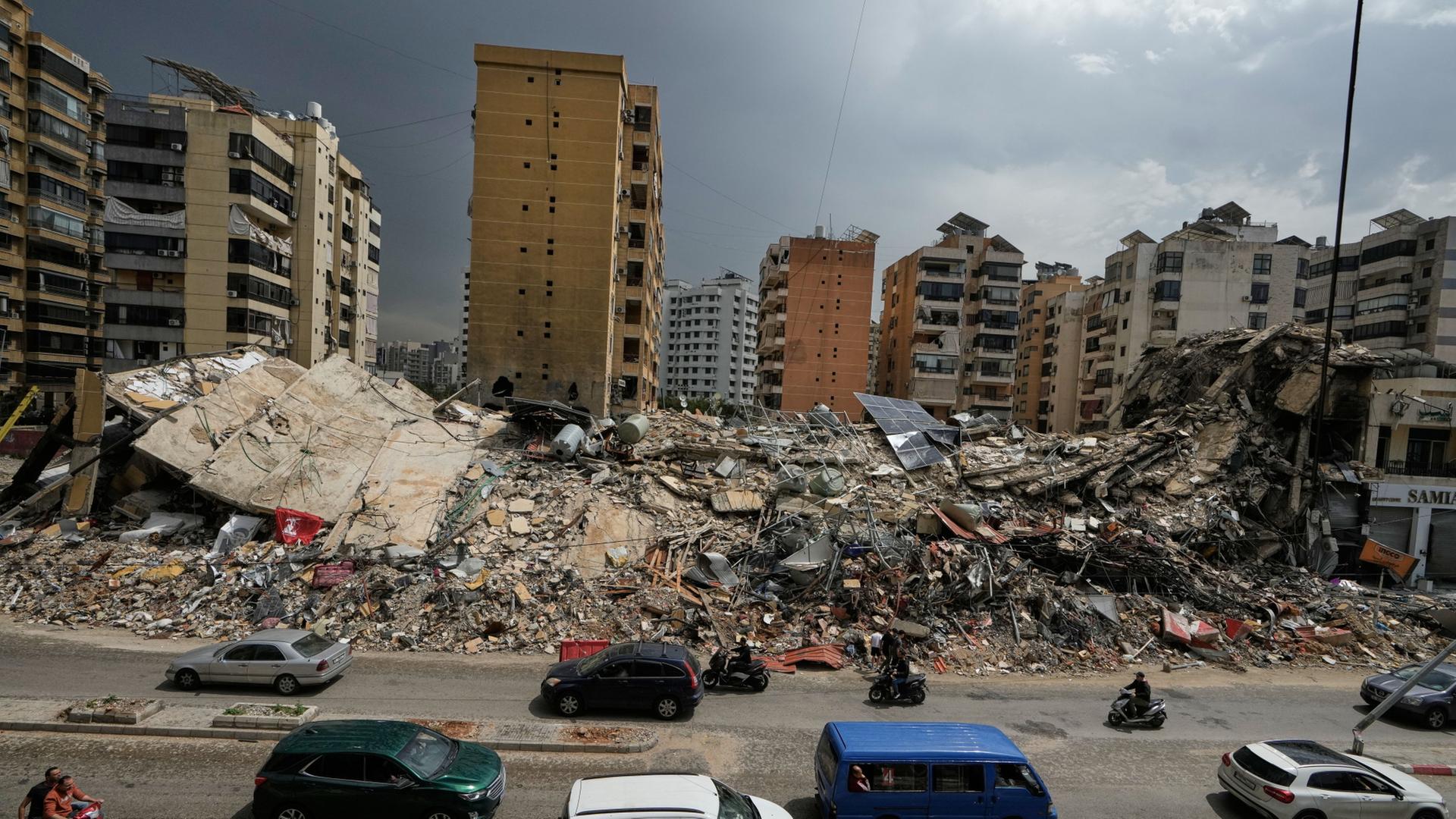Trümmer zerstörter Gebäude in Dahija, einem südlichen Vorort von Beirut, Libanon, sind zu sehen. | Bilal Hussein/AP/dpa