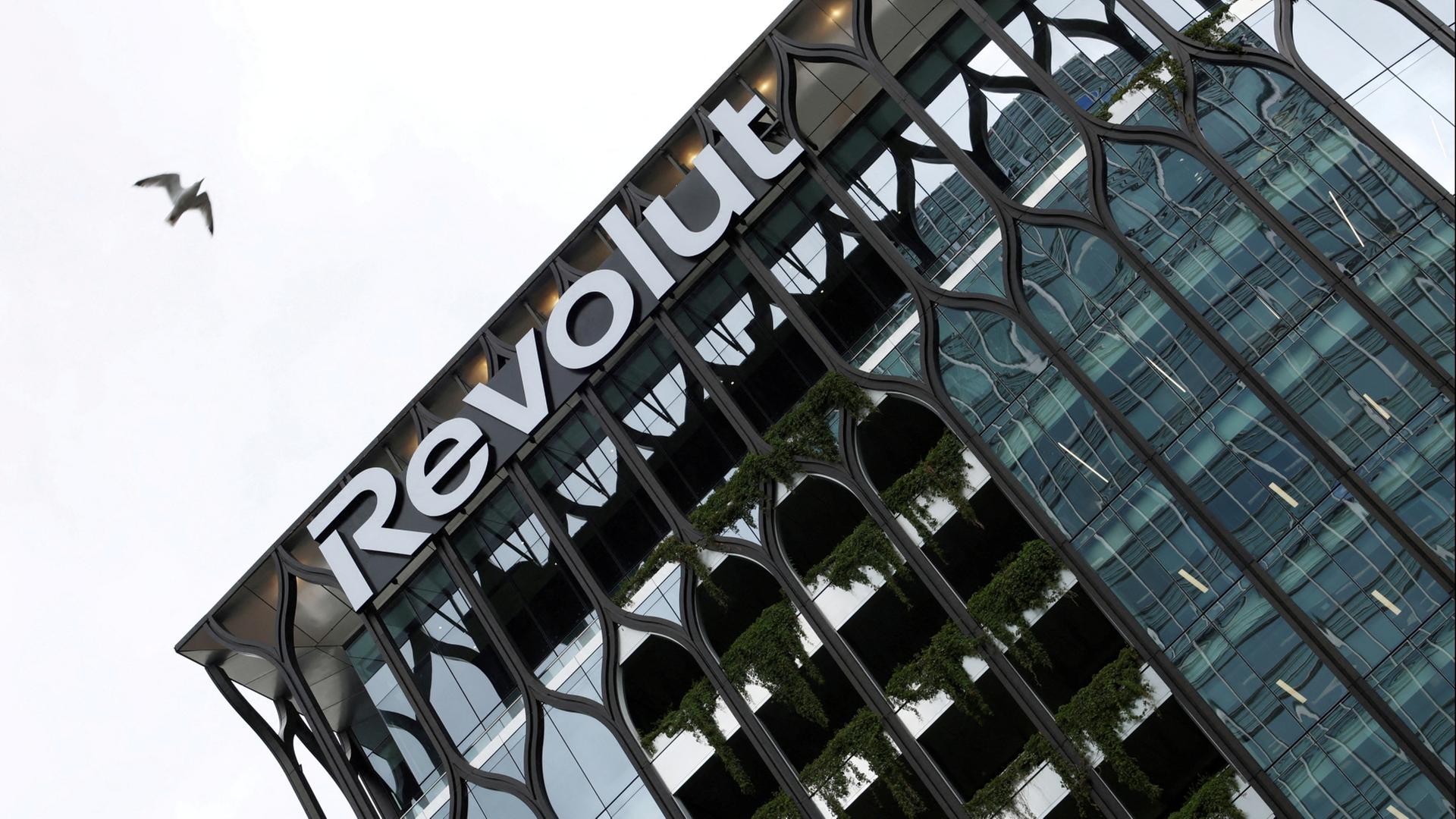 Ein Vogel fliegt am weltweiten Hauptsitz von Revolut vorbei. | REUTERS
