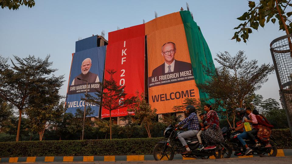Plakate von Friedrich Merz und Narendra Modi sind in Ahmedabad (Indien) zu sehen.