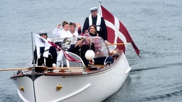 Frederik und Mary mit zwei Kindern auf einem Boot bei der Ankunft in Grönland (Archivbild).