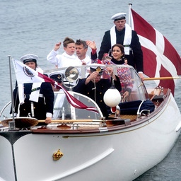 Frederik und Mary mit zwei Kindern auf einem Boot bei der Ankunft in Grönland (Archivbild).